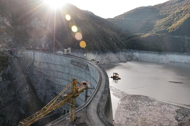 Quebec Gains 40% More Power from New Churchill Falls Deal