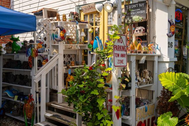 Gift Shops Receive Tips for Custom Souvenirs