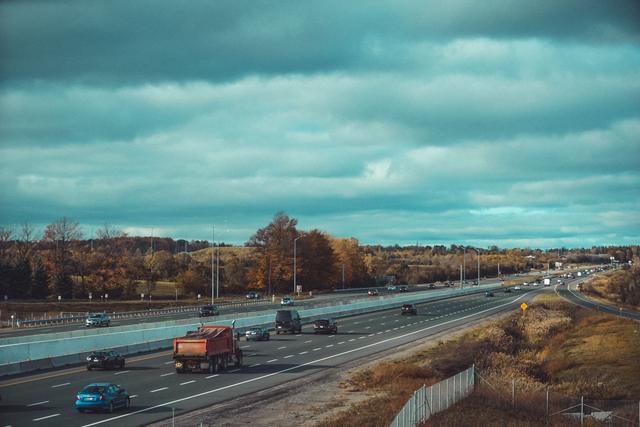 One dead in three‑vehicle Highway 401 crash